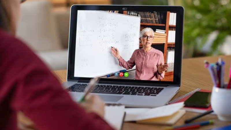 Aluna ao computador a ter aulas de idiomas no Cambridge Institute.
